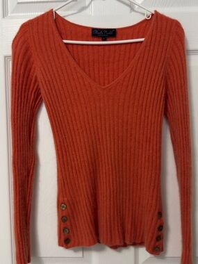 Claudia Nichole cashmere Ribbed V-Neck Sweater in Burnt Orange